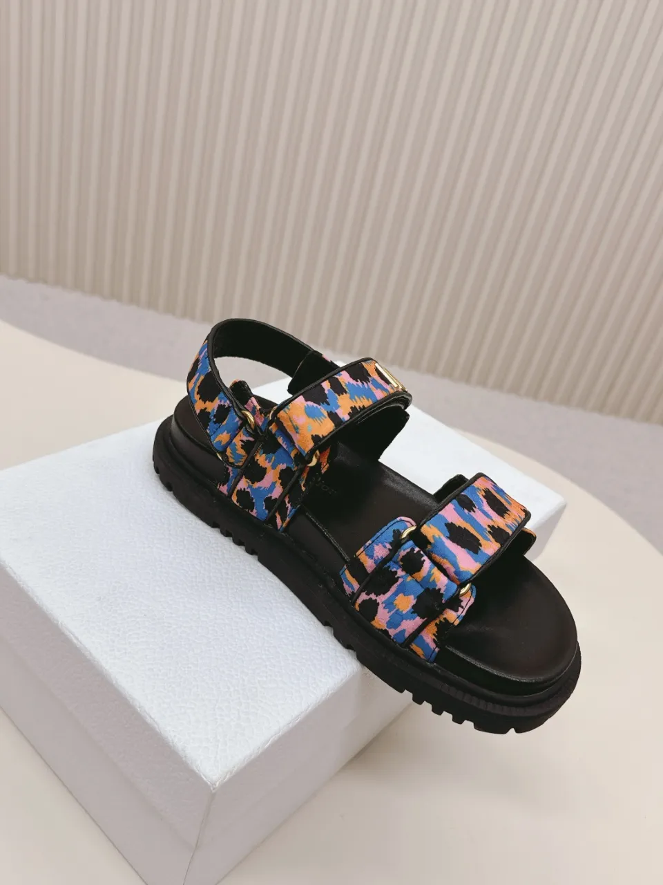 👟👟Ex-factory price 480👟👟 DIOR classic sandals mixed sheepskin DiorAct sandals are fashionable. Paired with an insole that fits the shape of your foot, it's made of exceptionally lightweight and comfortable leather. The upper straps are fastened with Velcro and are decorated with a gold-finish metal "Dior" logo, which complements the style design. These sandals add a modern edge to any look. Fabric: Imported mixed sheepskin Lining: Imported sheepskin Outsole: Original TPU outsole Code number: 35-42 (41 42 customized, non-refundable)
